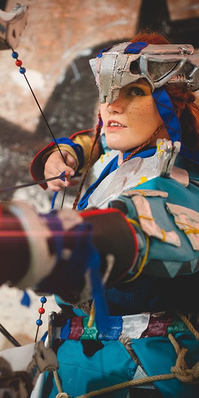 Cosplayerin mit Pfeil und Bogen